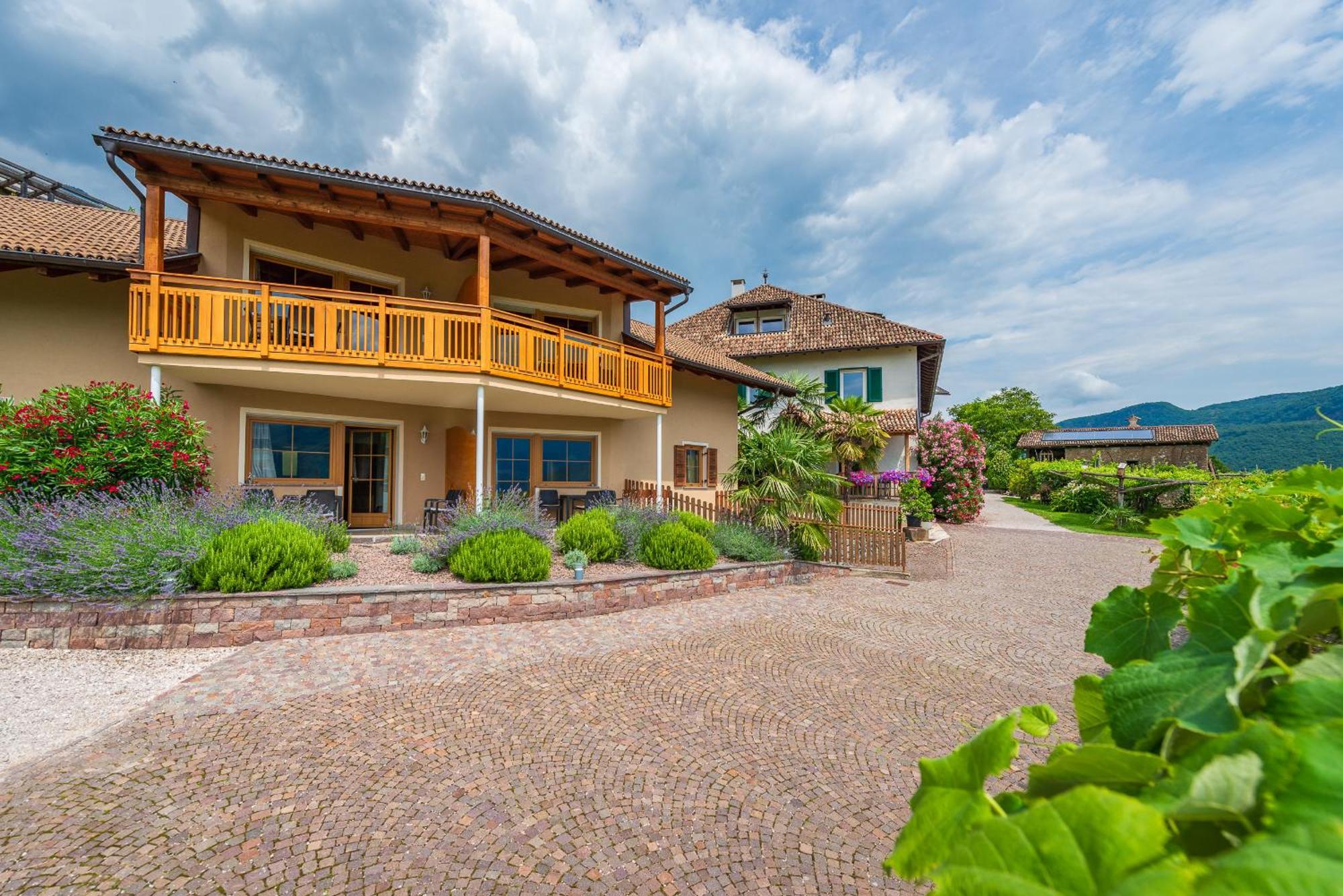 Weinhof Am See Caldaro Exterior foto
